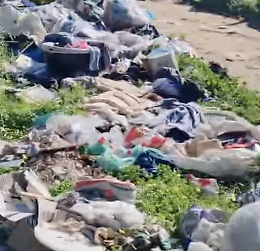 Acate, discarica a cielo aperto a due passi dalla piazza: pneumatici e rifiuti abbandonati