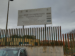 Davanti alla Scuola Francesco Petrarca in via Giovanni Gioviale a Catania, rifiuti e cattivi odori: un nonno lancia l'allarme