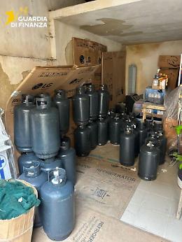 Il retro di una bottega trasformato in un deposito illegale di bombole: sequestrati 425 chili di gas propano liquido