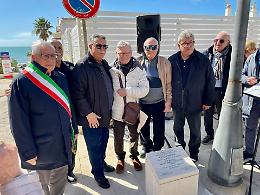 Scoglitti ritrova la sua storia: un cippo per ricordare La Capannina, il lido che ha segnato generazioni