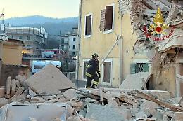 Esplosione in una palazzina nel Veronese: un morto e tre feriti estratti dalle macerie