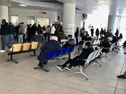 Centro direzionale San Leone, se il parcheggiatore abusivo (a pagamento) aiuta a saltare le code agli sportelli