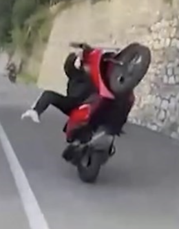 Modica, la denuncia di un cittadino: "Il centro storico trasformato in una pista, prima o poi ci scappa la tragedia"