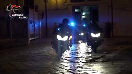 Ladri sul tetto, i carabinieri usano il taser per arrestarne uno