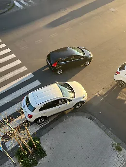 Viale Mario Rapisardi nel caos: passi carrabili ostruiti e sosta selvaggia 