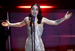 L'omaggio del Festival a Niscemi e alla Sicilia colpita dal ciclone Harry, Carlo Conti saluta cos&igrave; Levante sul palco