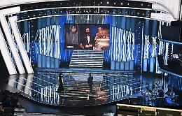 Festival di Sanremo tra musica e omaggi a chi non c'&egrave; pi&ugrave;: da Baudo a Vessicchio &egrave; standing ovation