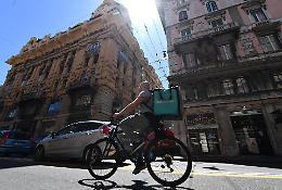 Caso Deliveroo, il racconto di un rider: &laquo;In bici dalle 11 alle 22 ma non basta. Ho anche un secondo lavoro&raquo;