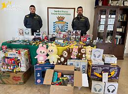 Via Teocrito, sequestrati duemila prodotti falsi a un venditore ambulante