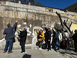 Piazza Giulio Cesare e le polemiche sul murale: "Cartoline di benvenuto sul muro liberato dalle baracche"
