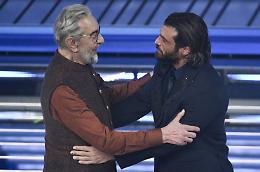 Sanremo, sul palco i due Sandokan e Kabir Bedi "benedice" Camal Yaman: &laquo;Sei un degno successore&raquo;