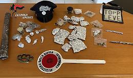 Giro di vite contro droga e armi: denunciati tre giovani, sequestrati coltelli, tirapugni e marijuana