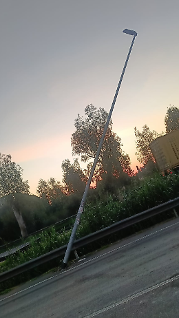 Palo della luce pericolante davanti alla Unicredit a Catania