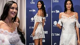 Irina Shayk, esordio  a Sanremo in minidress bianco con pizzo e piume: la fotogallery del top model