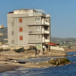 L'avanzata del mare tra Fondachello e Playa: case a rischio dopo il ciclone Harry