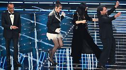 Sanremo, seconda serata: piume, velluti e la sentenza spietata di nonna C**