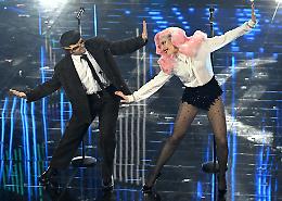 Sanremo ai piedi di Tony Pitony: il ciclone siciliano strega l&rsquo;Ariston con Ditonellapiaga e presenta l'Arancin*