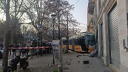 Tragedia a Milano: tram della linea 9 deraglia in Viale Vittorio Veneto, due morti e 39 feriti 