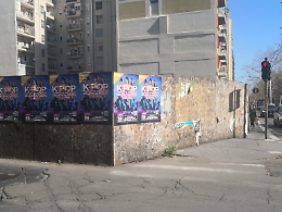 Pedoni in pericolo in via Martino Cilestri: marciapiede occupato dall'ex clinica Musumeci