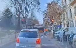 La curva, le scintille e lo schianto del tram di Milano: il video dell'incidente dalla dashcam di un'auto 