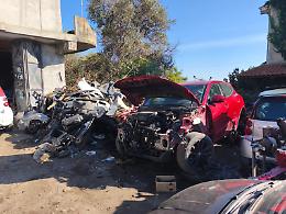 Catania, l'autocarrozzeria abusiva "regno" dei rifiuti pericolosi e dei veicoli rubati