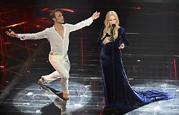 Sanremo, altro che cover: alla quarta serata vince il velluto (e la pazienza di nonna C**)**