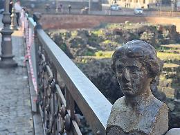 Ringhiere storiche rimosse dall'Anfiteatro romano: &egrave; polemica su piazza Stesicoro a Catania