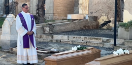 Pantelleria seppellisce i migranti restituiti dal mare. &laquo;Questa &egrave; terra di passaggi, &egrave; un atto di dignit&agrave; e rispetto&raquo;