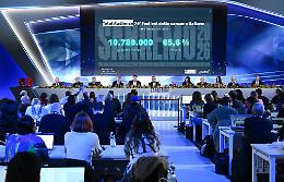 Sanremo, l'ultima serata tra "le notizie terribili dal mondo" e il "Festivallo" di Nino Frassica