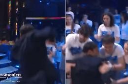 Applausi e sorriso, Sal Da Vinci cade al Teatro Ariston dopo il bis di "Per sempre s&igrave;" a "Domenica In": il video