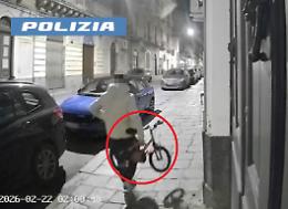 Evade dai domiciliari e ruba la bicicletta a un bambino: arrestato dalla polizia