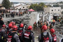 Missile iraniano colpisce Beit Shemesh: nove morti, altre esplosioni nel Golfo Persico e caos nei cieli Tajani: &laquo;Nessun italiano coinvolto in attacchi&raquo; Israele: "Gi&agrave; sganciate 1200 bombe&raquo; Trump: &laquo;Pronti ad uso di una forza mai vista&raquo;