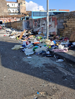 Catania. Rifiuti ammassati tra via Trigona e corso Martiri della Libert&agrave;
