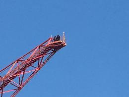 Follia a Torre Faro: quattro ragazzi scalano il Pilone di Capo Peloro tra lo shock di tanti messinesi