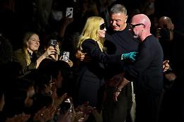 Madonna  in sottoveste di pizzo super ospite da Dolce & Gabbana