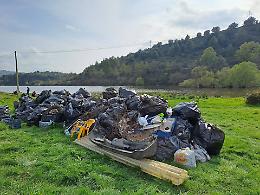 Duecentocinquanta sacchi di rifiuti e 40 contenenti bottiglie di vetro, RagusAttiva colpisce ancora