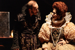 Il corpo della corona: Elizabeth tra desiderio e potere