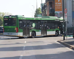 Ancora un incidente a Milano, autobus investe una moto in centro: quattro feriti