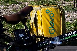 Perch&eacute; il gip ha messo Deliveroo nel mirino: dalle paghe agli alloggi, tutto quello che non torna