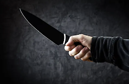 Paura in via Colajanni a Ragusa, brandisce coltello da cucina: cittadino straniero immobilizzato con il taser