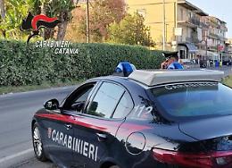 Al centro commerciale con un'auto rubata, ma fuggono dai controlli: l'inseguimento e poi l'impatto con le auto parcheggiate