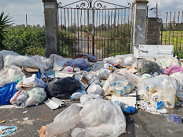 Discarica abusiva davanti al cancello: accesso alla propriet&agrave; bloccato da mesi