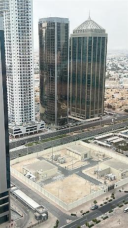 "Noi, bloccati al venticinquesimo piano nello skyline di Doha"