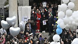 Un volo di palloncini e un grido sommesso: Nola restituisce Domenico al cielo