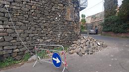 A Ragalna epicentro del terremoto crollano alcuni muretti a secco: danni in Municipio e alla chiesa 