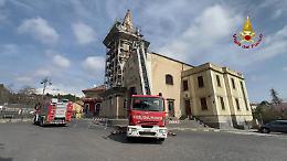 Terremoto a Ragalna, squadre dei vigili del fuoco al lavoro per verifiche strutturali: intervento sul campanile della chiesa madre