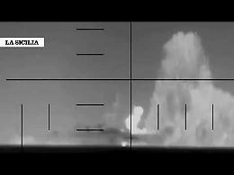 Sottomarino Usa affonda nave da guerra iraniana: il video del siluro che colpisce la poppa e solleva la fregata