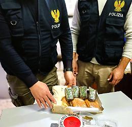 In giro con 4 panetti di hashish nascosti tra le merendine e la pasta: arrestato dalla Polizia a Niscemi