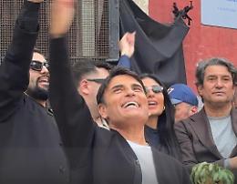 Napoli in festa per Sal Da Vinci che spegne le polemiche: &laquo;Non rispondete alle provocazioni&raquo;