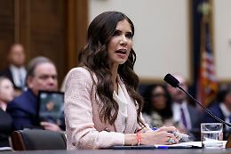 Un presunto flirt col suo consigliere e una campagna pubblicitaria controversa: perch&eacute; Donald Trump ha licenziato Kristi Noem 